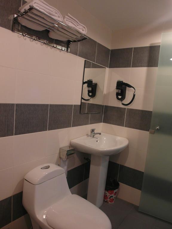 Mcity Inn Мири Стая снимка